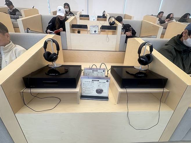 북스텝에서 CD로 음악 감상을 할 수 있다./사진=김지은 여행+ 기자