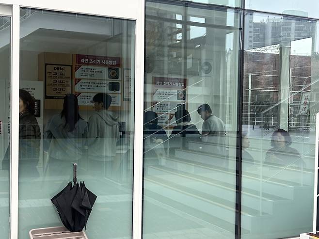 라면을 끓여 먹는 이들로 붐비는 라면조리실/사진=김지은 여행+ 기자