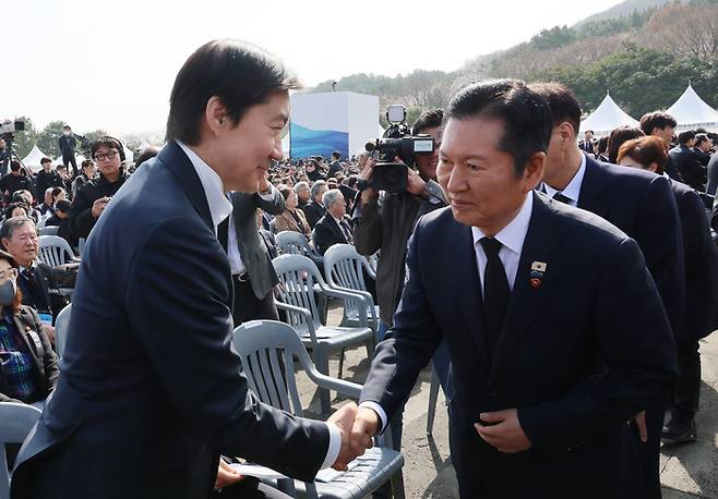 정청래 더불어민주당 대표(오른쪽)와 조국조국혁신당 대표가 지난 3일 제주 4·3 평화공원에서 열린 제78주년 제주 4·3 희생자 추념식에서 악수하고 있다. [연합뉴스]