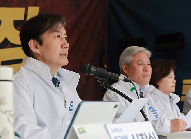 조국 조국혁신당 대표가 지난 9일 국회 본청 앞 정치개혁 촉구 천막농성장에서 열린 최고위원회의에서 발언하고 있다. [연합뉴스]