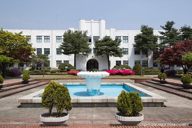 한때 국내 최고 명문으로 꼽혔던 경기고등학교 자리에 위치한 정독도서관에는 오랜 시간 쌓인 학문의 기운이 흐르는 것으로 전해진다. /사진=한국관광공사