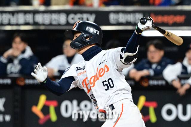 31일 오후 대전 한화생명 볼파크에서 진행된 '2025 신한 SOL Bank KBO 한국시리즈 5차전' LG트윈스-한화 이글스와의 경기. 한화 이원석이 2회말 1사 만루에서 내야 땅볼을 때리고 있다./마이데일리