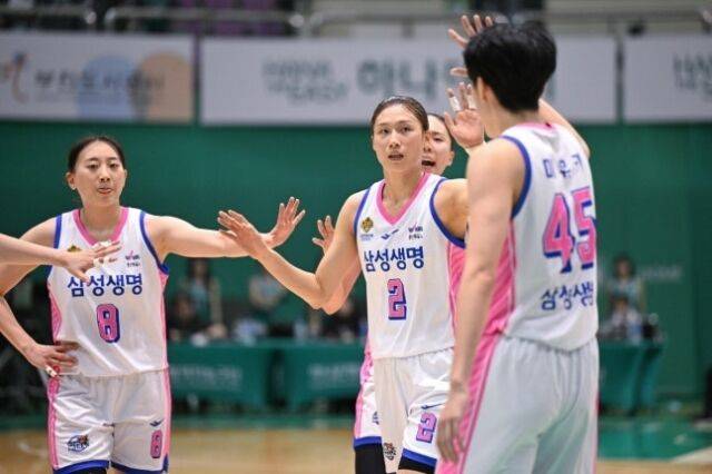 용인 삼성생명이 부천 하나은행을 제압하고 시리즈 전적 1승 1패로 균형을 맞췄다./WKBL