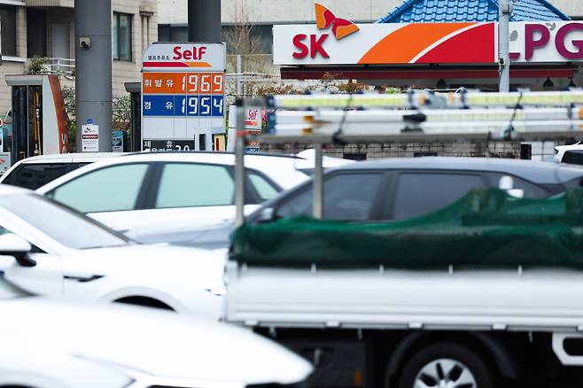 10일 3차 석유 최고가격제 실시 직후 전국 주유소의 평균 휘발유·경유 가격이 상승 흐름을 이어가고 있다. [연합]