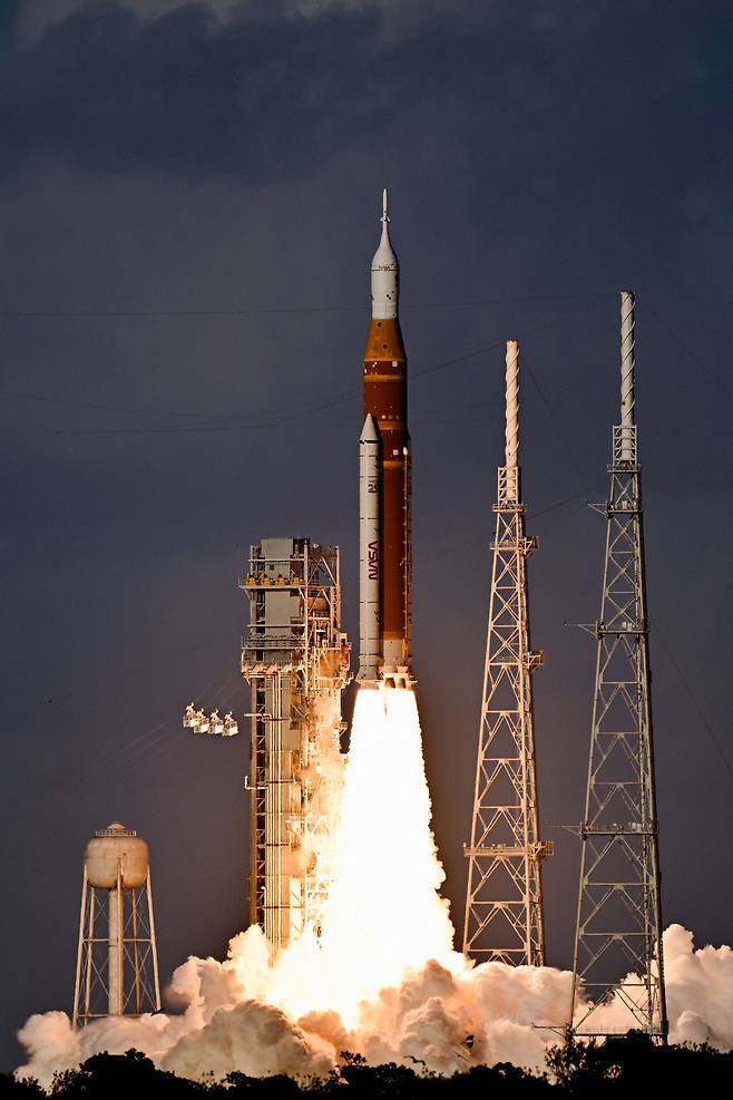 1일(현지시간) 오전 7시 35분 미국 플로리다주 케이프커내버럴 케네디 우주센터에서 스NASA의 아르테미스 2호가 발사되고 있다.[로이터]