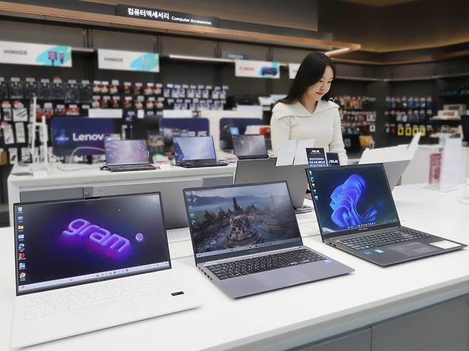 롯데하이마트에 노트북이 전시돼 있는 모습 [롯데하이마트]