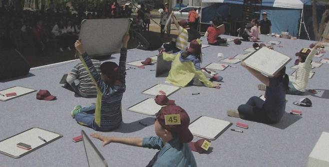 [서울=뉴시스] 비슬산 참꽃문화제에서 골든벨을 하고 있는 아이들. (사진= 비슬산 참꽃문화제 홈페이지 캡처) *재판매 및 DB 금지