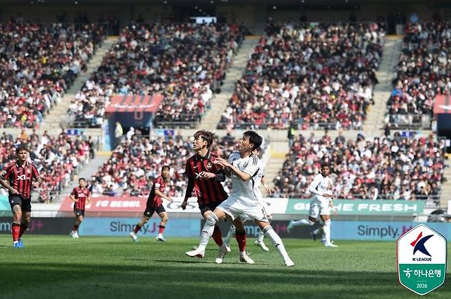 [서울=뉴시스] 프로축구 K리그1 FC서울의 이승모, 전북 현대의 김영빈. (사진=한국프로축구연맹 제공)