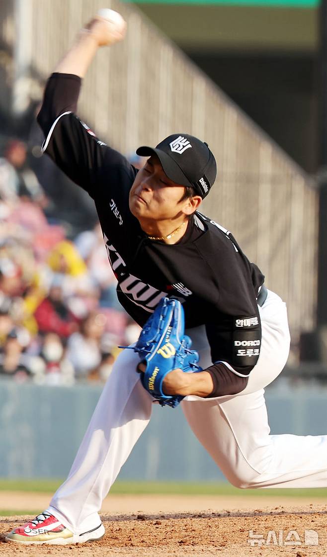 [서울=뉴시스] 박주성 기자 =  29일 오후 서울 송파구 잠실야구장에서 열린 2026 신한 SOL KBO리그 KT 위즈와 LG 트윈스의 경기, 9회말 KT 마무리 박영현이 역투하고 있다. 2026.03.29. park7691@newsis.com