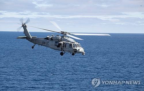 '아르테미스Ⅱ' 우주비행사를 데려가기 위해 파견된 헬리콥터 [AP=연합뉴스 제공]