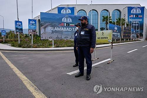 파키스탄 이슬라마바드의 미디어센터 건물 앞에서 보안 요원들이 경계근무를 하고 있다. [AP=연합뉴스]