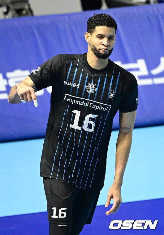 [OSEN=인천, 최규한 기자] 10일 인천 계양체육관에서 ‘진에어 2025-26 V-리그’ 남자부 챔피언결정 5차전 대한항공과 현대캐피탈의 경기가 열렸다. 2세트, 현대캐피탈 레오가 득점에 기뻐하고 있다. 2026.04.10 / dreamer@osen.co.kr