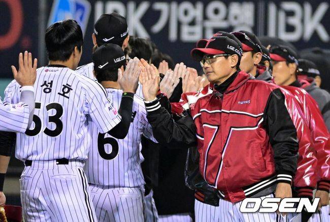 [OSEN=잠실, 조은정 기자]LG 염경엽 감독이 천성호와 승리를 기뻐하고 있다. 2026.04.02 /cej@osen.co.kr