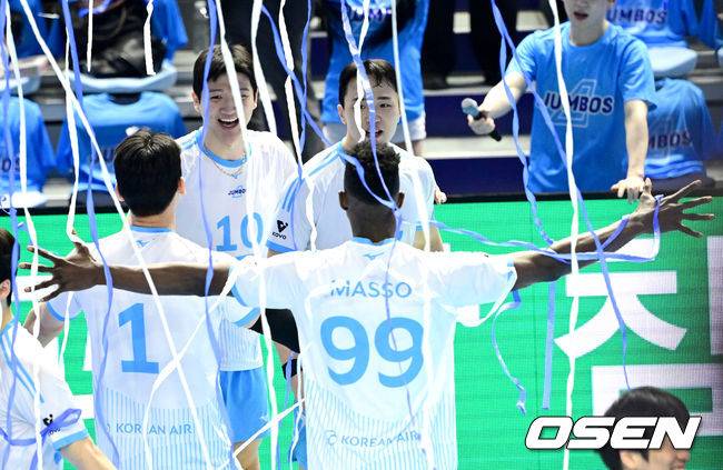 [OSEN=인천, 최규한 기자] 헤난 달 조토 감독이 이끄는 대한항공이 결국 트레블을 완성했다. 경기를 마치고 대한항공 정지석-임동혁-한선수-마쏘가 기뻐하고 있다. 2026.04.10 / dreamer@osen.co.kr