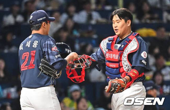 [OSEN=창원, 이석우 기자] 31일 창원NC파크에서 2026 신한 SOL KBO 리그 NC 다이노스와 롯데 자이언츠의 경기가 열렸다. 홈팀 NC는 토다가, 방문팀 롯데는 박세웅이 선발 출전했다. 롯데 자이언츠 유강남이 2회말 2사 1,3루 NC 다이노스 이우성의 내야 플라이볼을 손호영과 충돌하면서 잡고 박세웅으로부터 장비를 받고 있다. 2026.03.31 / foto0307@osen.co.kr