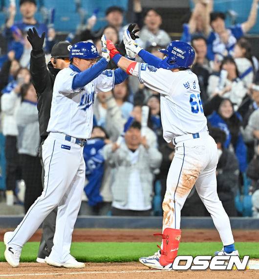 [OSEN=대구, 이석우 기자] 10일 대구삼성라이온즈파크에서 2026 신한 SOL KBO 리그 삼성 라이온즈와 NC 다이노스의 경기가 열렸다. 홈팀 삼성은 후라도가, 방문팀 NC는 구창모가 선발 출전했다. 삼성 라이온즈 박승규가 8회말 2사 만루 중견수 뒤 싹쓸이 3루타를 치고 하이파이브를 하고 있다. 2026.04.10 / foto0307@osen.co.kr