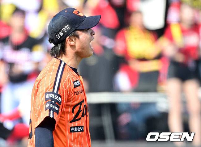 [OSEN=대전, 최규한 기자] 11일 대전 한화생명볼파크에서 ‘2026 신한 SOL KBO리그’ 한화 이글스와 KIA 타이거즈의 경기가 열렸다.홈팀 한화는 왕옌청, 방문팀 KIA는 이의리를 선발로 내세웠다. 5회초 2사 2루 상황 KIA 데일의 내야 땅볼 때 한화 선발 왕옌청이 2루수 하주석의 호수비에 환호하고 있다. 2026.04.11 / dreamer@osen.co.kr