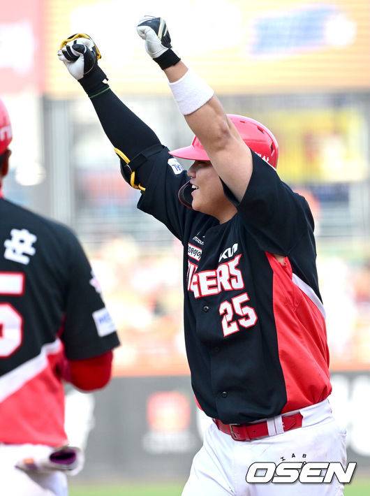 [OSEN=대전, 최규한 기자] 11일 대전 한화생명볼파크에서 ‘2026 신한 SOL KBO리그’ 한화 이글스와 KIA 타이거즈의 경기가 열렸다.홈팀 한화는 왕옌청, 방문팀 KIA는 이의리를 선발로 내세웠다. 8회초 2사 1, 2루 상황 KIA 한준수가 역전 1타점 적시타를 날리고 1루에 안착해 기뻐하고 있다. 2026.04.11 / dreamer@osen.co.kr