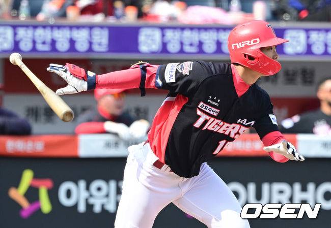 [OSEN=대전, 최규한 기자] 11일 대전 한화생명볼파크에서 ‘2026 신한 SOL KBO리그’ 한화 이글스와 KIA 타이거즈의 경기가 열렸다.홈팀 한화는 왕옌청, 방문팀 KIA는 이의리를 선발로 내세웠다. 5회초 2사 2루 상황 KIA 박재현이 추격의 1타점 적시타를 날리고 있다. 2026.04.11 / dreamer@osen.co.kr