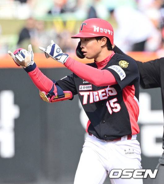 [OSEN=대전, 최규한 기자] 11일 대전 한화생명볼파크에서 ‘2026 신한 SOL KBO리그’ 한화 이글스와 KIA 타이거즈의 경기가 열렸다.홈팀 한화는 왕옌청, 방문팀 KIA는 이의리를 선발로 내세웠다. 5회초 2사 2루 상황 KIA 박재현이 1타점 적시타를 날리고 상대 수비를 틈타 2루까지 진루한 뒤 기뻐하고 있다. 2026.04.11 / dreamer@osen.co.kr