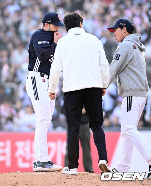 [OSEN=수원, 조은정 기자]11일 경기도 수원 KT위즈파크에서 2026 신한 SOL KBO리그 KT 위즈와 두산 베어스의 경기가 열렸다.이날 KT는 소형준, 두산은 잭로그를 선발투수로 내세웠다.3회말 무사 1,2루에서 두산 잭로그가 KT 안현민에게 적시타를 허용하자 정재훈 코치가 마운드에 오르고 있다. 2026.04.11 /cej@osen.co.kr