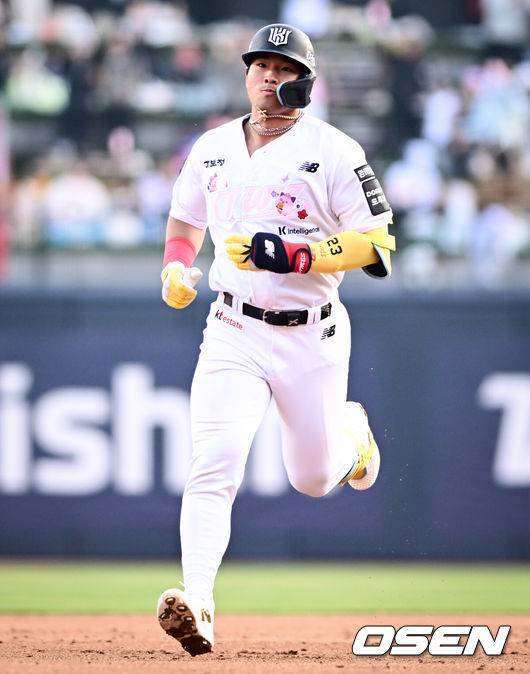 [OSEN=수원, 조은정 기자]11일 경기도 수원 KT위즈파크에서 2026 신한 SOL KBO리그 KT 위즈와 두산 베어스의 경기가 열렸다.이날 KT는 소형준, 두산은 잭로그를 선발투수로 내세웠다.5회말 KT 선두타자 안현민이 좌월 장외 홈런을 날린 뒤 베이스를 돌고 있다. 2026.04.11 /cej@osen.co.kr