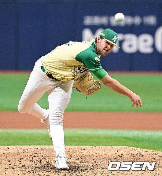 [OSEN=고척, 지형준 기자] 11일 서울 고척스카이돔에서 ‘2026 신한은행 SOL Bank KBO리그’ 키움 히어로즈와 롯데 자이언츠의 경기가 열렸다.이날 키움은 와일스, 롯데는 비슬리를 선발투수로 내세웠다.&nbsp;5회초 키움 와일스가 역투하고 있다. 2026.04.11&nbsp;/ jpnews@osen.co.kr