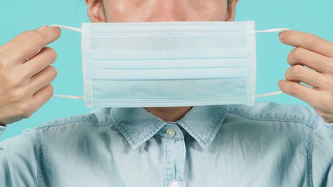 외출 시 마스크 착용을 하는 것이 알레르기 비염을 예방할 수 있다. 게티이미지뱅크