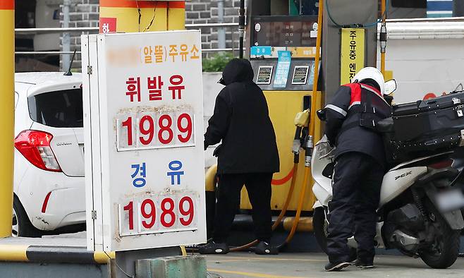&nbsp;10일 서울 시내 한 주유소에 유가 정보가 표시되어 있다. 뉴시스