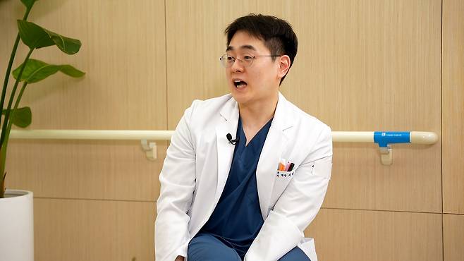 연세건우병원 족부센터 서민규 원장은 “무지외반증은 유전적 소인이 있는 질환이지만, 발볼이 좁은 신발이나 하이힐처럼 발 앞쪽을 압박하는 신발을 장기간 착용할 경우 변형이 심해질 수 있다”고 말했다.  /서울경제TV ‘지금 명의’ 캡처