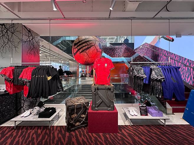 축구 국가대표팀 유니폼의 디자인 콘셉트인 ‘호랑이의 기습’을 공간으로 옮겨 놓은 듯한 연출의 매장 전경. 사진 제공=나이키