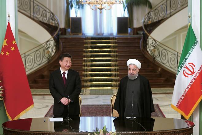 시진핑 중국 국가주석이 2016년 1월23일 이란 테헤란의 사바다드궁에서 열린 정상회담 후 하산 로하니 당시 이란 대통령과 공동 기자회견을 하고 있다. ⓒAP 연합