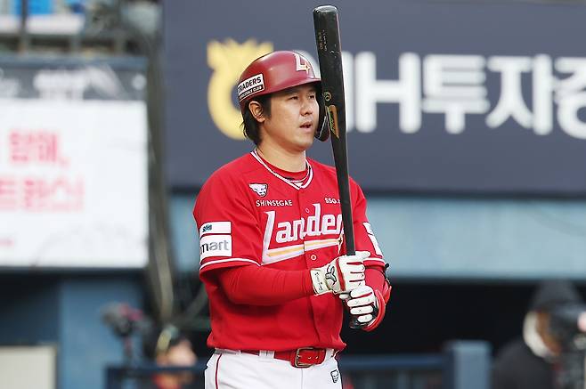 SSG 최정이 11일 잠실구장에서 열린 LG전에 타석에 들어서고 있다. 연합뉴스