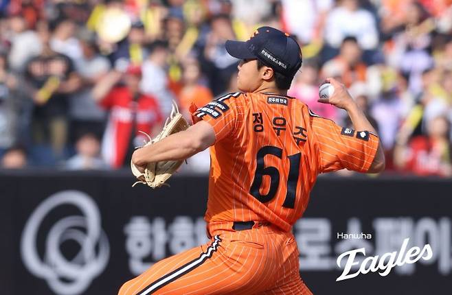 ▲ 정우주는 11일 대전 KIA전에서 0이닝 3실점의 부진으로 역전패의 빌미를 제공했다 ⓒ한화이글스