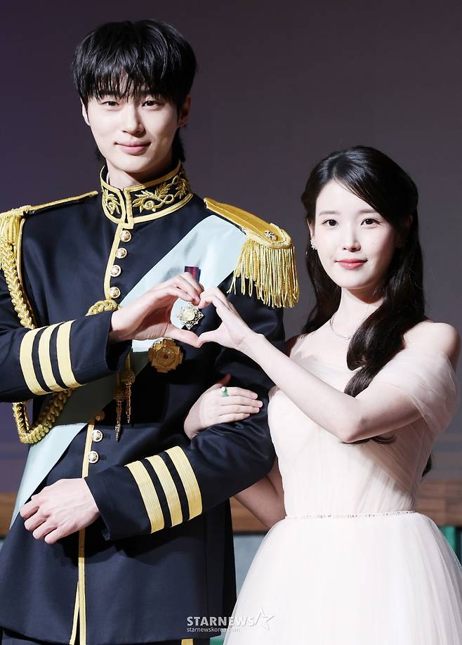 배우 변우석, 아이유가 6일 서울 조선팰리스 강남 호텔에서 진행된 MBC 금토드라마 '21세기 대군부인' 제작발표회에 참석해 포즈를 취하고 있다. /2026.04.06 /사진=김휘선 hwijpg@