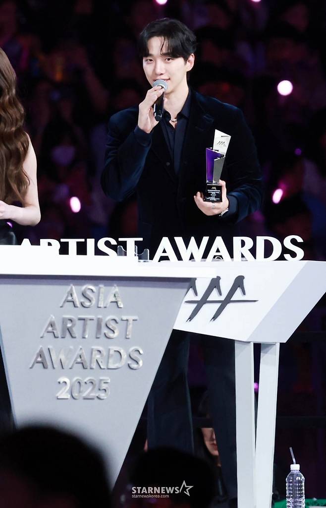 배우 이준호가 6일 가오슝 내셔널 스타디움에서 진행된 스타뉴스 주최 '10주년 아시아 아티스트 어워즈 2025(10th Anniversary Asia Artist Awards 2025, '10주년 AAA 2025')에서  AAA Popularity상을 받고 수상소감을 말하고 있다.     /2025.12.06 /사진=임성균 tjdrbs23@