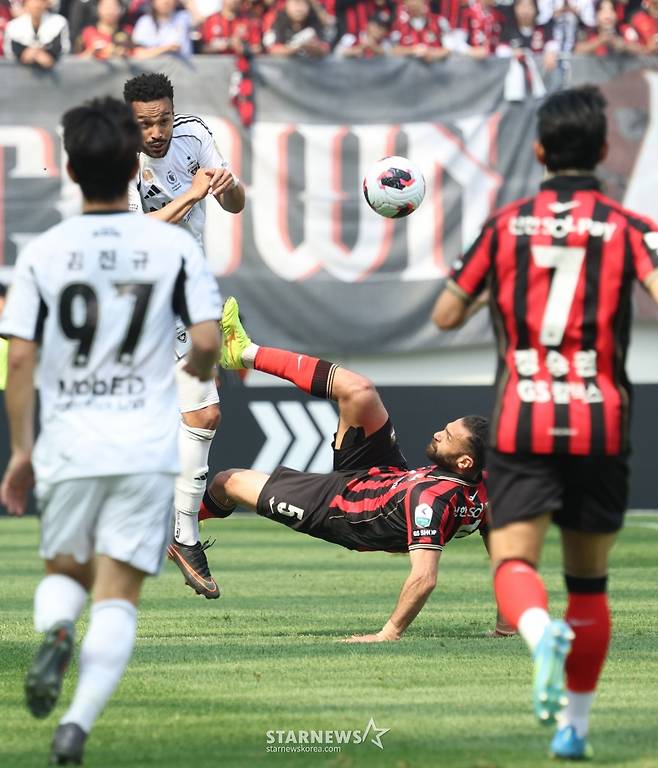 [B하인드★] 실바의 우승 부적, 송민규-야잔 제치고 클리말라 발에 철썩! 3,205일 상암 징크스 깬 FC서울 극장골!