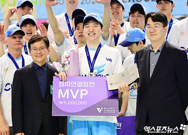 10일 오후 인천 계양체육관에서 열린 '진에어 2025-2026 V-리그' 대한항공과 현대캐피탈의 챔피언결정전 5차전 경기, 대한항공이 세트 스코어 3:1(25:18, 25:21, 19:25, 25:23)로 승리하며 트레블을 달성했다.   경기 종료 후 대한항공 정지석이 MVP 수상 기념 촬영을 하고 있다. 인천, 박지영 기자