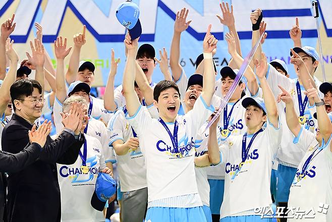 10일 오후 인천 계양체육관에서 열린 '진에어 2025-2026 V-리그' 대한항공과 현대캐피탈의 챔피언결정전 5차전 경기, 대한항공이 세트 스코어 3:1(25:18, 25:21, 19:25, 25:23)로 승리하며 트레블을 달성했다.   경기 종료 후 대한항공 정지석이 MVP를 수상하고 있다. 인천, 박지영 기자