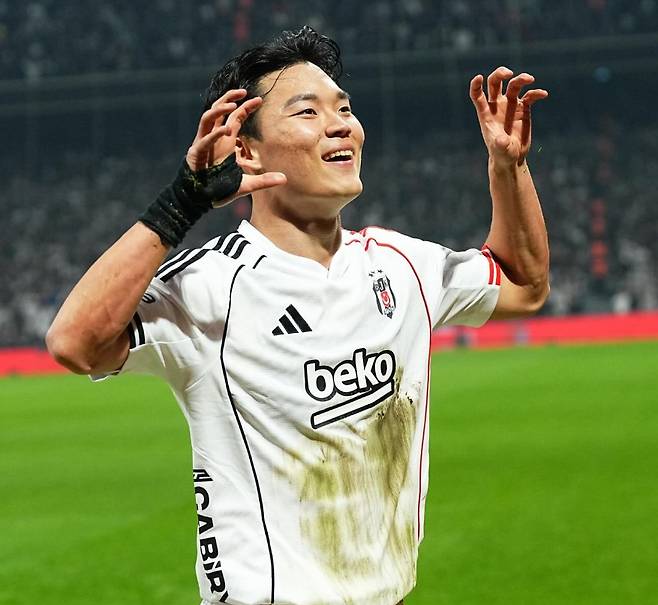 베식타시는 11일(한국시간) 튀르키예 이스탄불의 튀프라쉬 스타디움에서 열린 2025-2026시즌 튀르키예 쉬페르리그 29라운드 안탈리아스포르와의 홈 경기에서 오현규의 멀티골에 힘입어 4-2로 이겼다. 이날 최전방 공격수로 선발 출전한 오현규는 전반 33분과 후반 14분에 득점을 기록해 멀티골을 기록하면서 팀의 승리를 이끌었다. 이날 멀티골로 오현규는 베식타시 입단 후 10경기에서 7골 2도움을 기록했고, 올시즌 공격포인트를 42경기 17골 5도움으로 늘렸다. 베식타시 SNS