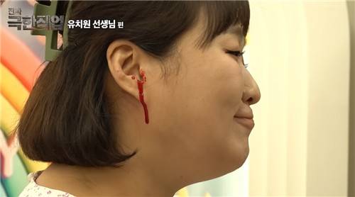 귀에서 피가 날 만큼 항의를 듣는 유치원 교사를 패러디한 모습 [유튜브 채널 '핫이슈지' 영상 캡처. 재판매 및 DB 금지]