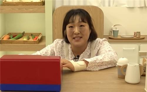 다크써클이 내려앉은 유치원 교사를 패러디한 모습 [유튜브 채널 '핫이슈지' 영상 캡처. 재판매 및 DB 금지]