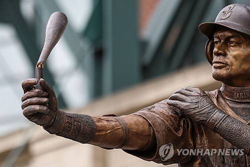 배트가 부러진 이치로 동상 [게티이미지/AFP=연합뉴스]