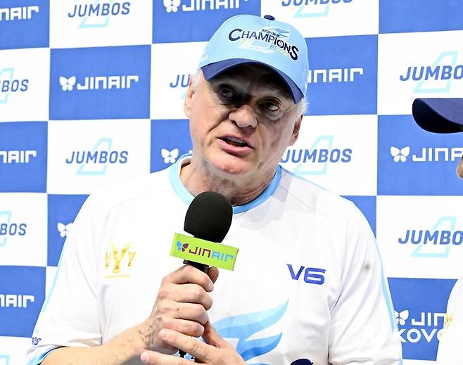 인터뷰하는 헤난 대한항공 감독 [한국배구연맹 제공. 재판매 및 DB 금지]