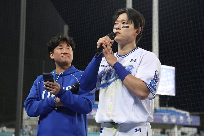경기 후 수훈 선수 인터뷰를 하는 삼성 박승규(오른쪽) [삼성 라이온즈 제공. 재판매 및 DB 금지]
