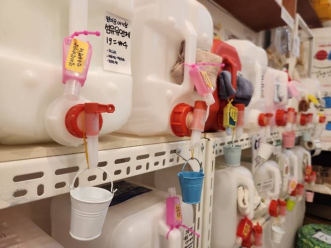 서울 마포구 망원시장 알맹상점에 들어가면 줄지어 선 말통이 눈에 들어온다. [촬영 홍준석]