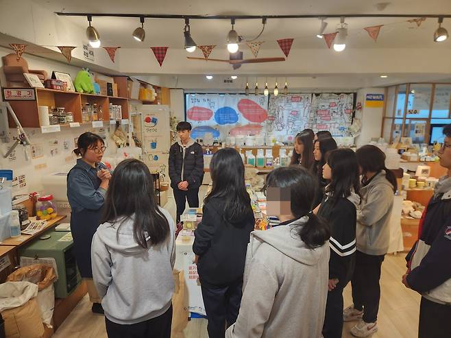 10일 오후 서울 마포구 망원시장 알맹상점 방문해 제로웨이스트 소비 체험하는 학생들의 모습 [촬영 홍준석]
