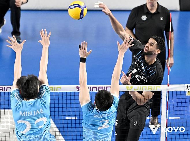 공격하는 현대캐피탈의 레오(맨 오른쪽) [한국배구연맹 제공. 재판매 및 DB 금지]