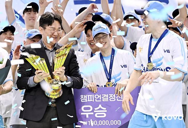 챔프전 우승 후 기뻐하는 대한항공의 한선수(중앙) [한국배구연맹 제공. 재판매 및 DB 금지]