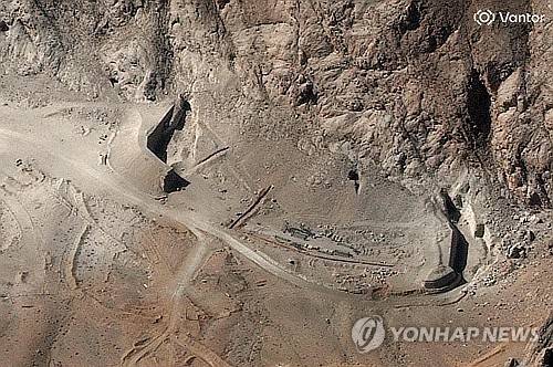 미국과 이사르엘의 공격으로 파괴된 이란 중부 이스파한 미사일 단지의 터널 입구.  2026년 3월 8일. [AFP 연합뉴스 자료사진. 재판매 및 DB 금지]